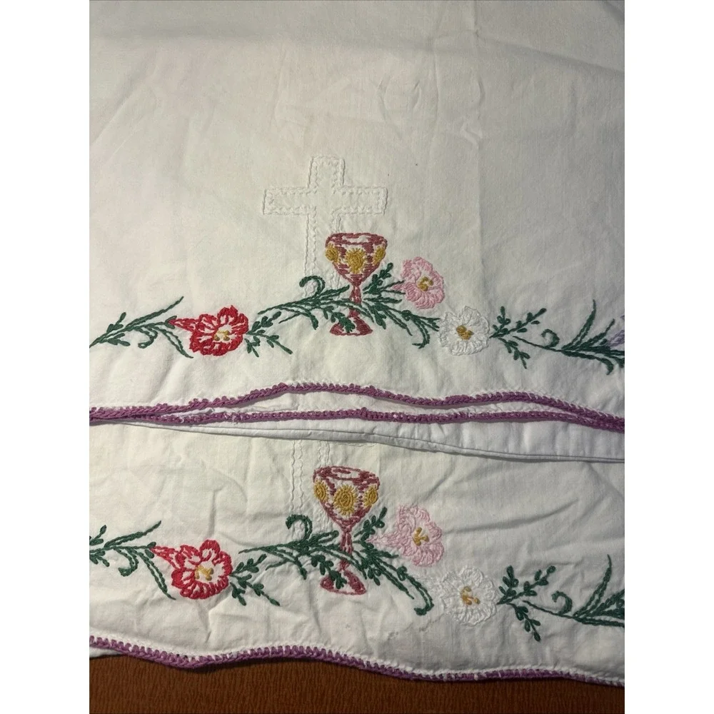 Set Of 2 Vtg Hand Embroidered White Standard Sized Pillow Cases‎